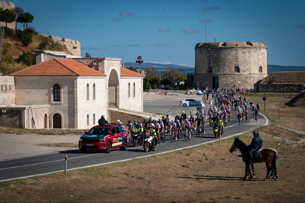 Cyclists pass through the historic peninsula during the Skoda Canakkale Gran Fondo in Canakkale, Türkiye. (Photo via Gran Fondo Organization)