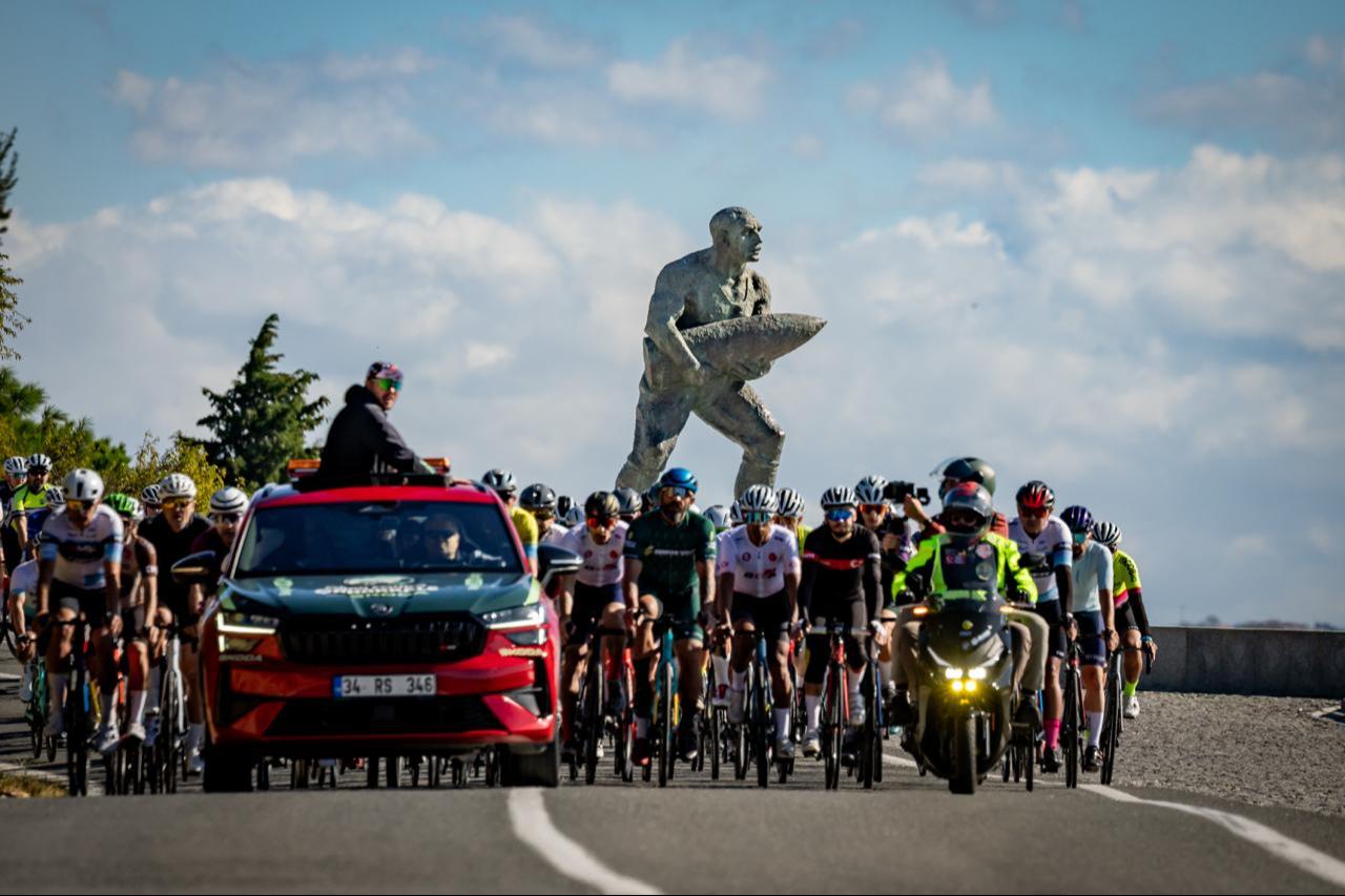 Riders take part in the Skoda Canakkale Gran Fondo as the peloton moves through Canakkale, Türkiye. (Photo via Gran Fondo Organization)