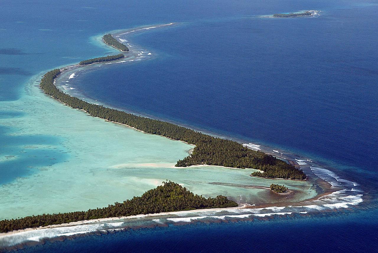 An aerial view shows the narrow coastline of Funafuti Atoll in Tuvalu, Feb. 19, 2004. (AFP Photo)