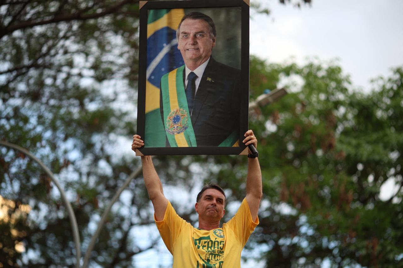 Is Flavio Bolsonaro riding a right-wing wave to the presidential palace?