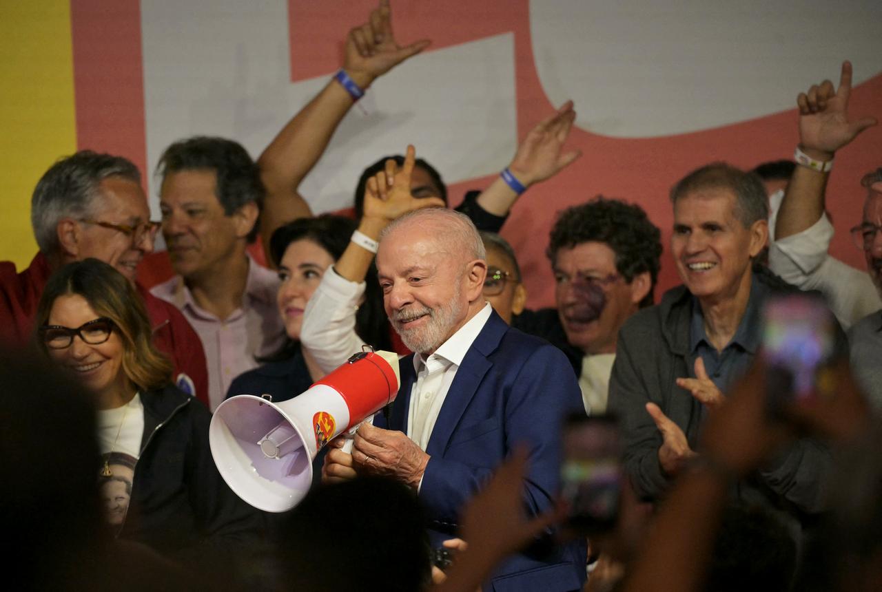 Brazil's President and re-election candidate for the Workers' Party (PT) Luiz Inacio Lula da Silva speaks to supporters following the partial results of the presidential election in Sao Paulo, Brazil on October 4, 2026. (AFP photo)