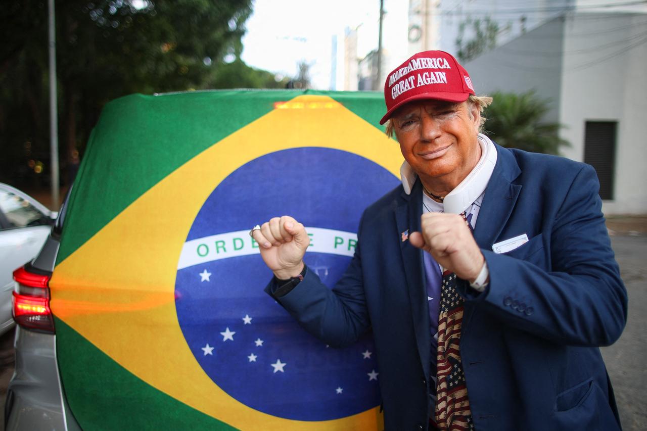 A man wearing a mask depicting US President Donald Trump attends a rally of Brazilian right-wing presidential candidate Flavio Bolsonaro in Goiania, Brazil, on September 27, 2026. (AFP photo)