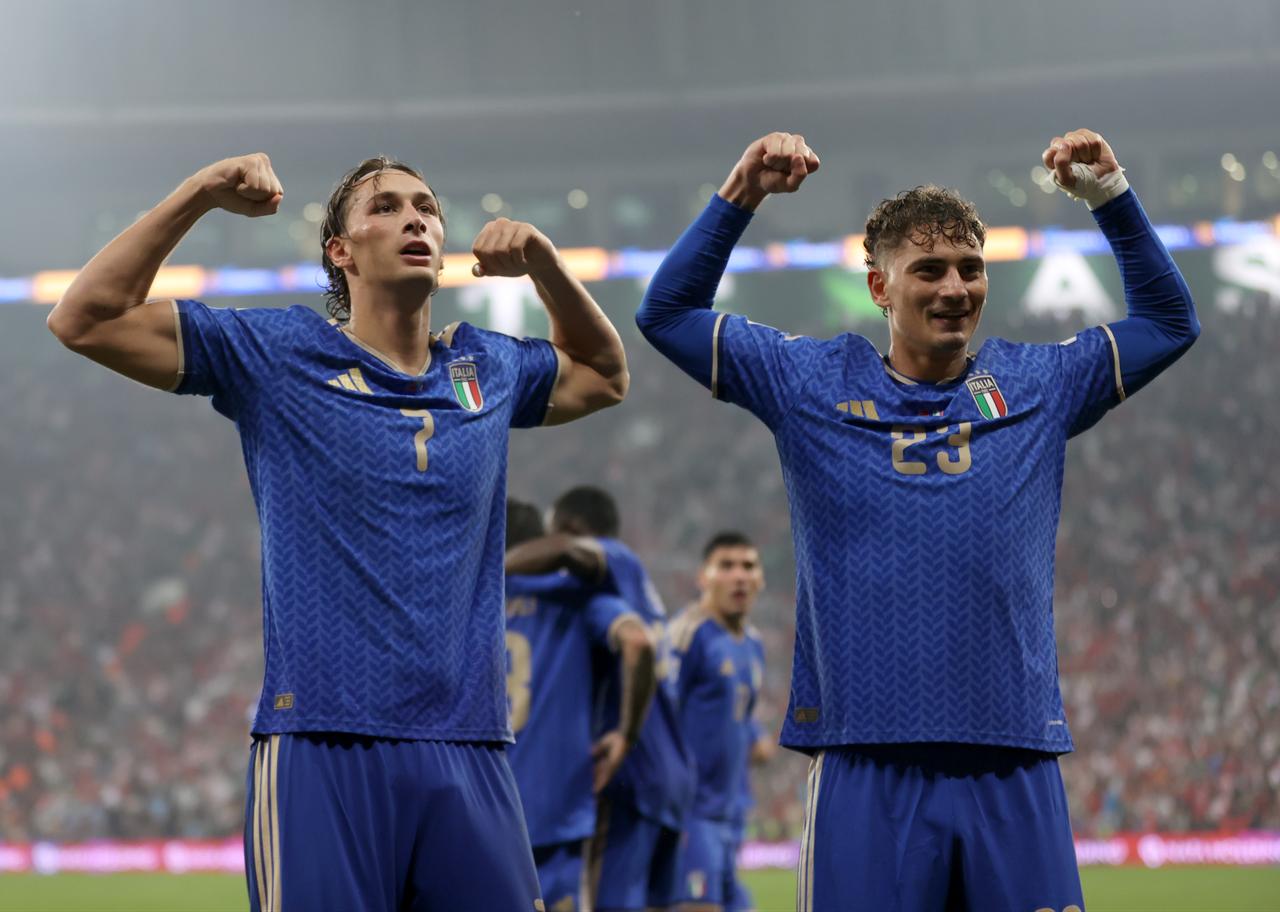 Francesco Pio Esposito (7) of Italy celebrates with teammates after scoring a goal during the UEFA Nations League A Group 1 match between Türkiye and Italy at Yuzuncu Yil Ataturk Stadium in Bursa, Türkiye on September 28, 2026. (AA Photo)