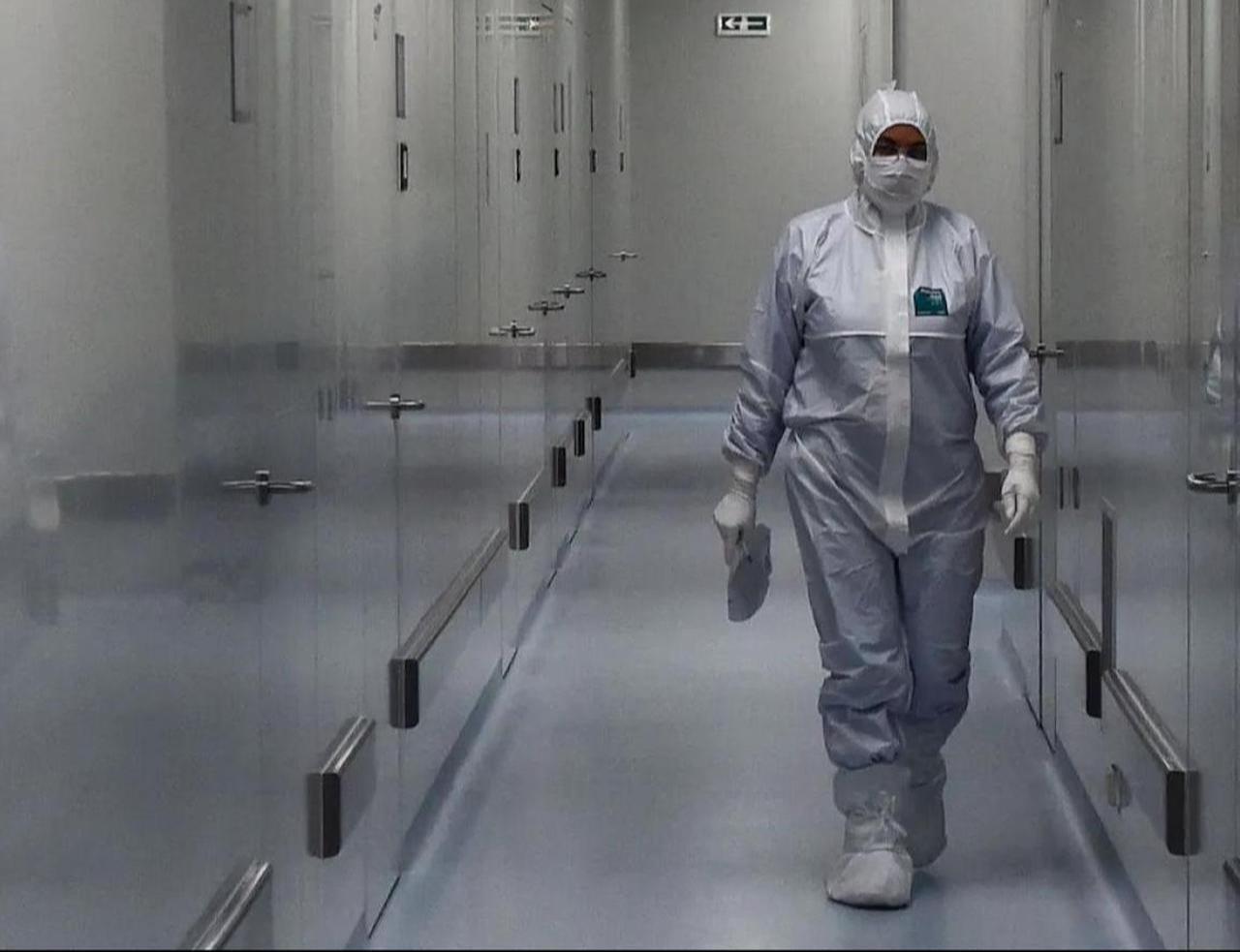 An employee wearing protective equipment is seen at the headquarters of Russia's biotech company, BIOCAD, which is developing its own COVID-19 vaccine, in Siberia, Vektor on May 20. (AFP Photo)
