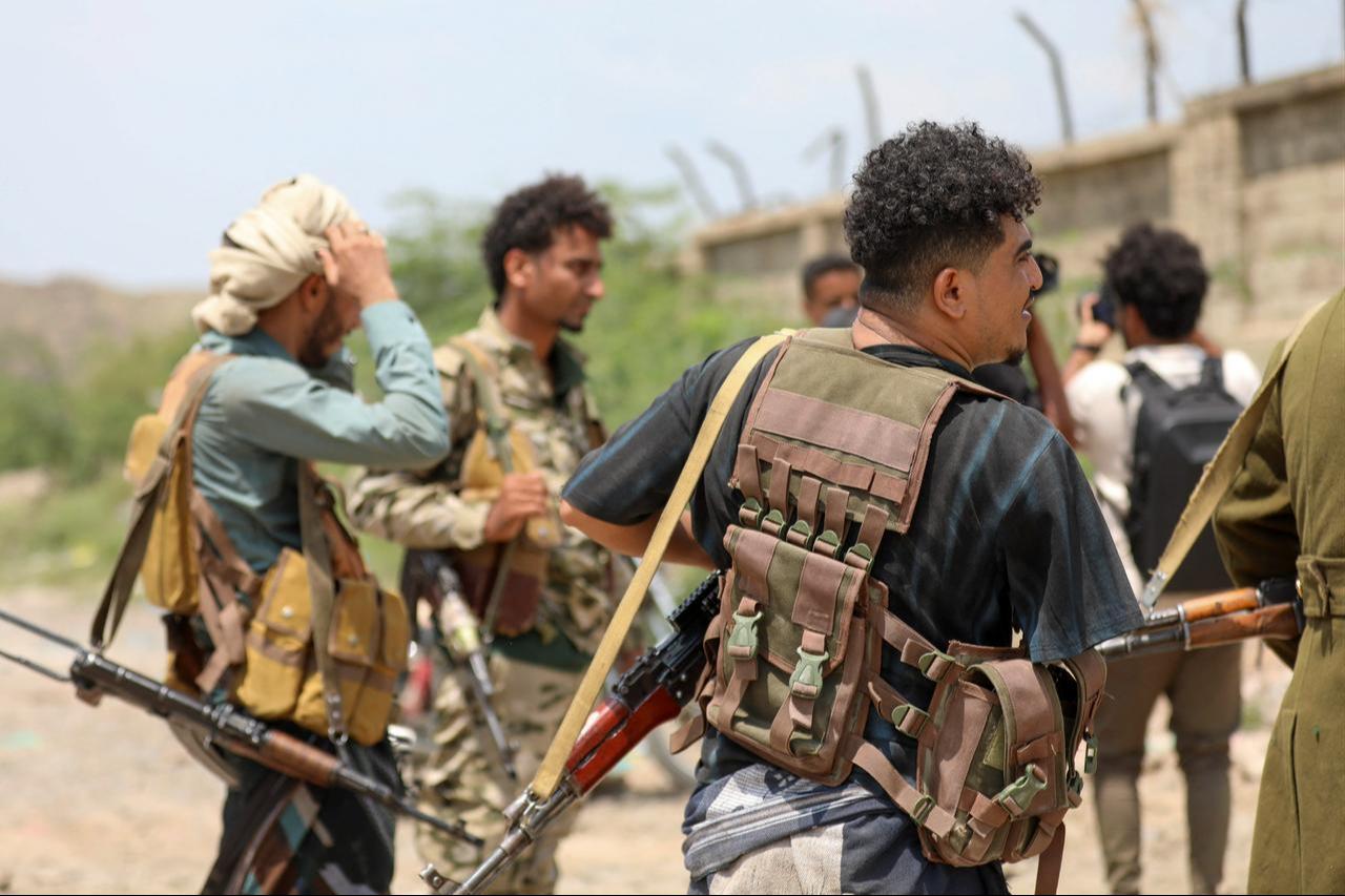 Saudi-backed Yemen government soldiers gather near the Jabal Han front, west of the city of Taiz, on October 3, 2026. (AFP Photo)
