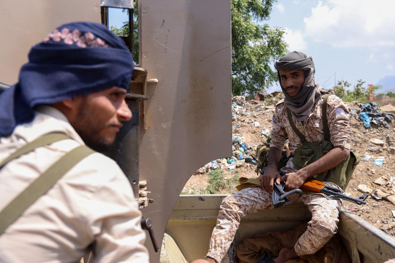 Saudi-backed Yemen government soldiers gather near the Jabal Han front, west of the city of Taiz, on October 3, 2026. (AFP Photo)
