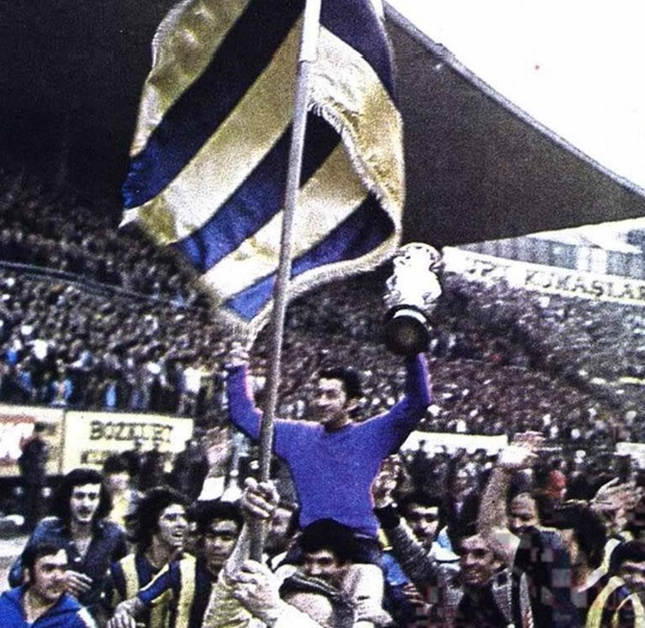 Datcu lifting the Turkish Cup with Fenerbahçe in 1974. (Photo via Wikimedia)