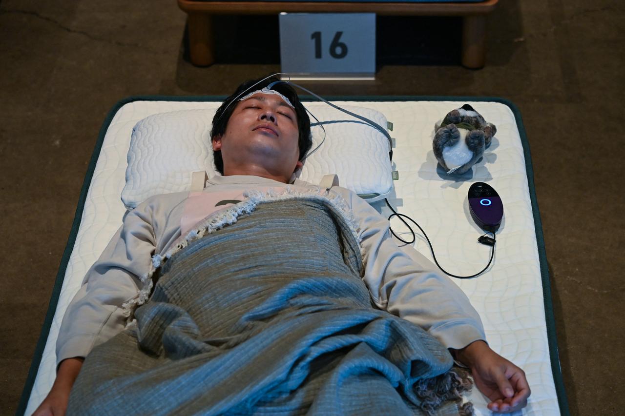 An attendee takes part in a sleep competition organized by a mattress brand in Tokyo on Oct. 5, 2026. (AFP Photo)