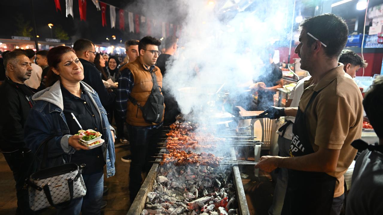 Smoke, sweets and crowds fill Gaziantep as GastroAntep draws food lovers