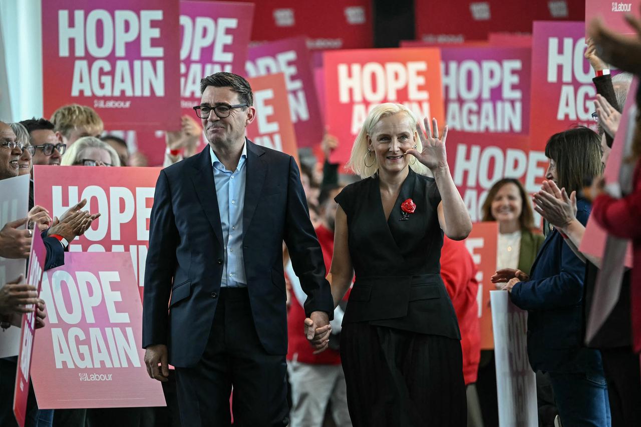 Britain's Prime Minister Andy Burnham and his wife Marie-France van Heel are welcomed upon arrival ahead of his speech on the annual Labour Party conference in Liverpool, on September 29, 2026. (AFP photo)