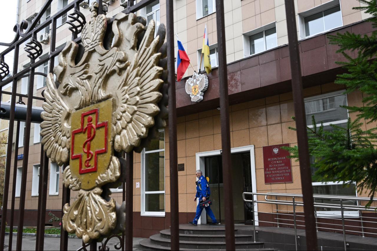 A maintenance worker walks out of the headquarters of Russia's consumer and health watchdog Rospotrebnadzor in Moscow on October 5, 2026. (AFP Photo)