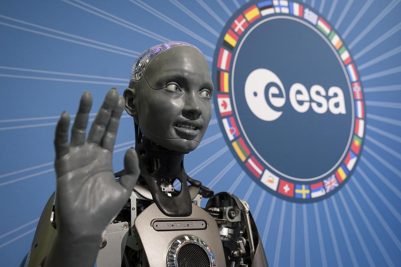 Türkiye's space agency signs two deals at international congress