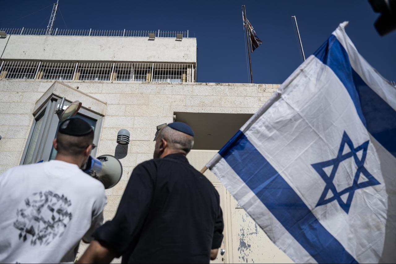 Far-right Israelis gather outside the British Consulate General to protest the UK-led decision by European nations to ban trade with illegal Israeli settlements in Palestinian territories in East Jerusalem, Sept. 14, 2026. (AA Photo)