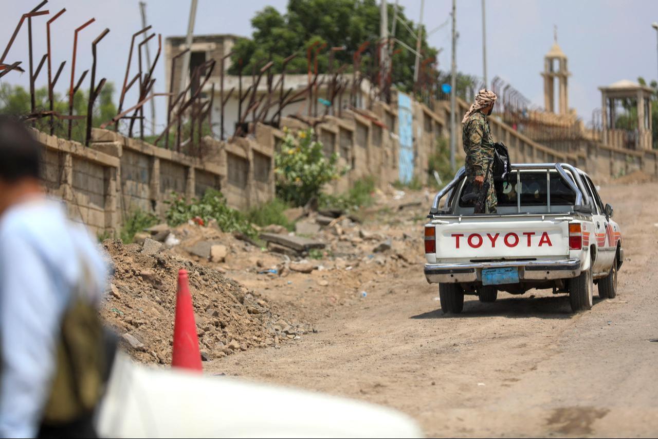 Saudi-backed Yemen government soldiers ride in a pick-up truck near the Jabal Han front, west of the city of Taiz, on October 3, 2026. (AFP Photo)