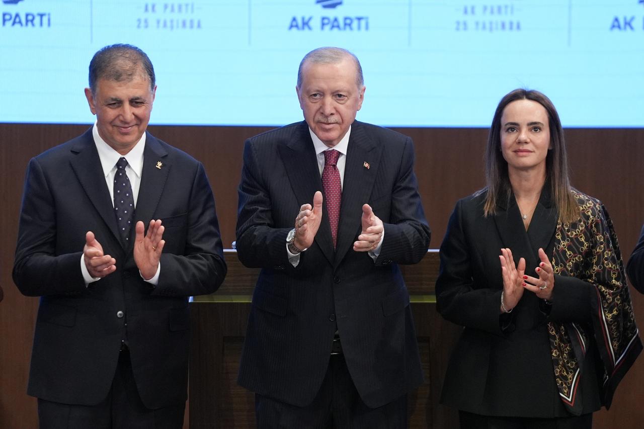 Izmir mayor joins AK Party in major shift for opposition stronghold