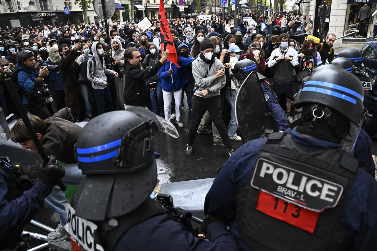 Protesters clash with French BRAV-L police in riot gear next to French journalist Remy Buisine during a demonstration in solidarity with high-school students near Sciences Politiques (Paris Institute of Political Studies) university as part of a nationwide protest movement over learning conditions in Paris, on October 7, 2026. (AFP Photo)