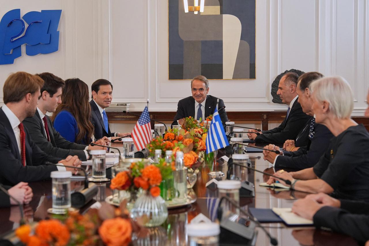 U.S. Secretary of State Marco Rubio (C-L) with Greek Prime Minister Kyriakos Mitsotakis (C) in Athens on October 7, 2026. (AFP Photo)