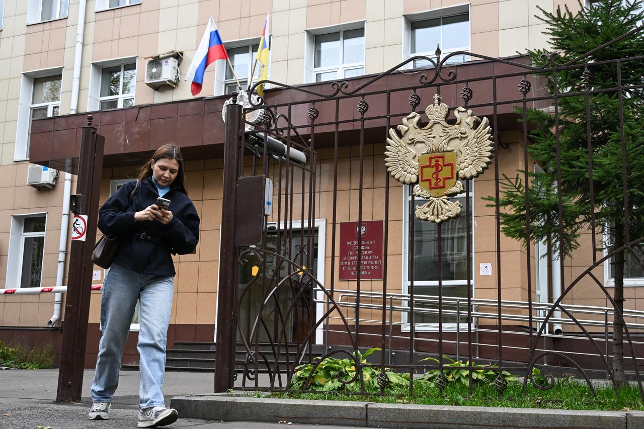 A woman leaves the grounds of the headquarters of Russia's consumer and health watchdog Rospotrebnadzor in Moscow on October 5, 2026. (AFP Photo)