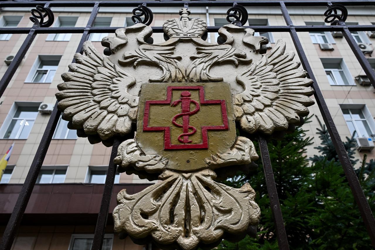 The logo of Russia's consumer and health watchdog Rospotrebnadzor sits on its grounds' fencing in Moscow on October 5, 2026. (AFP Photo)
