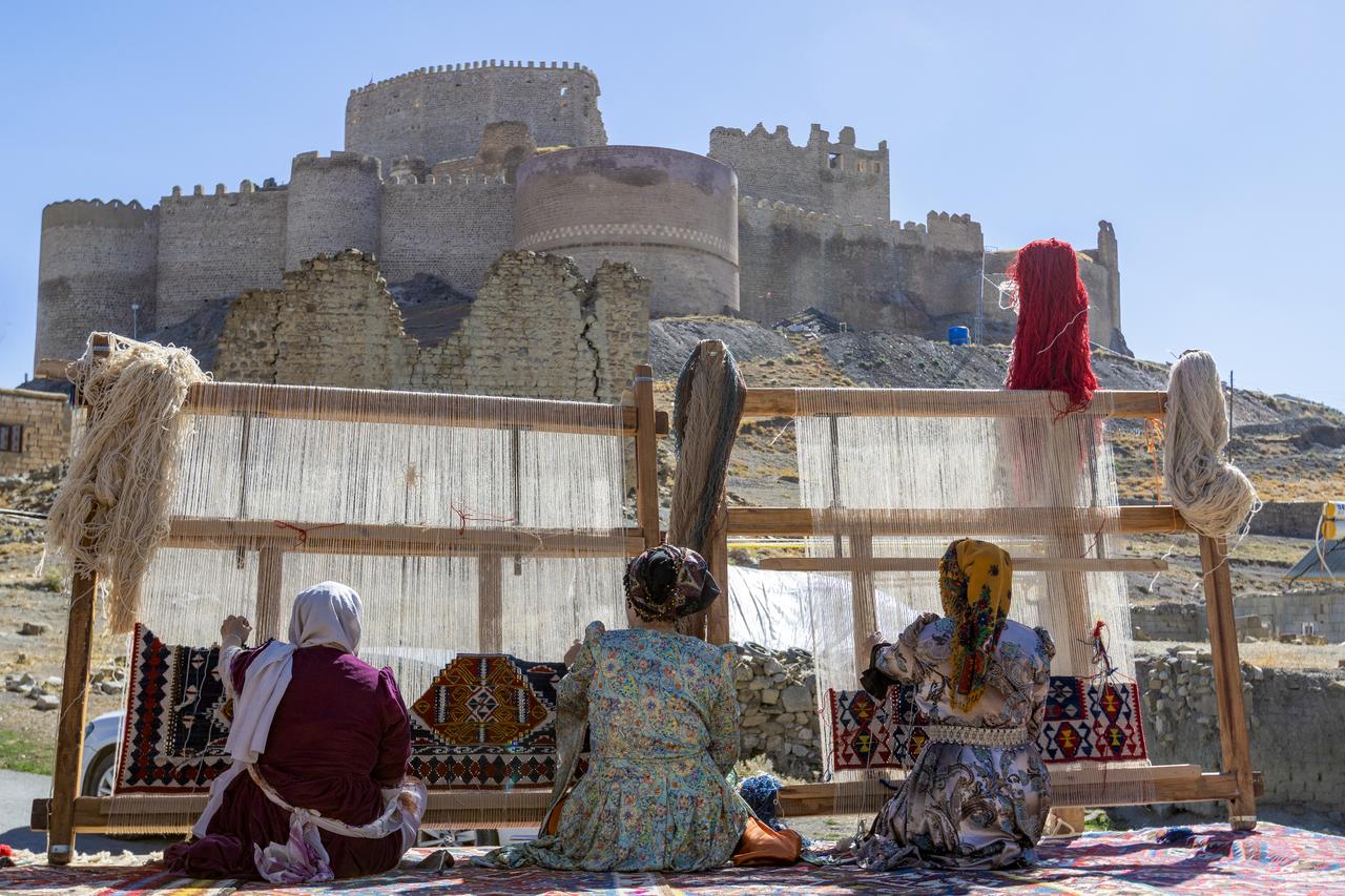 From woolly to wow: How eastern Türkiye’s women make kilims by hand