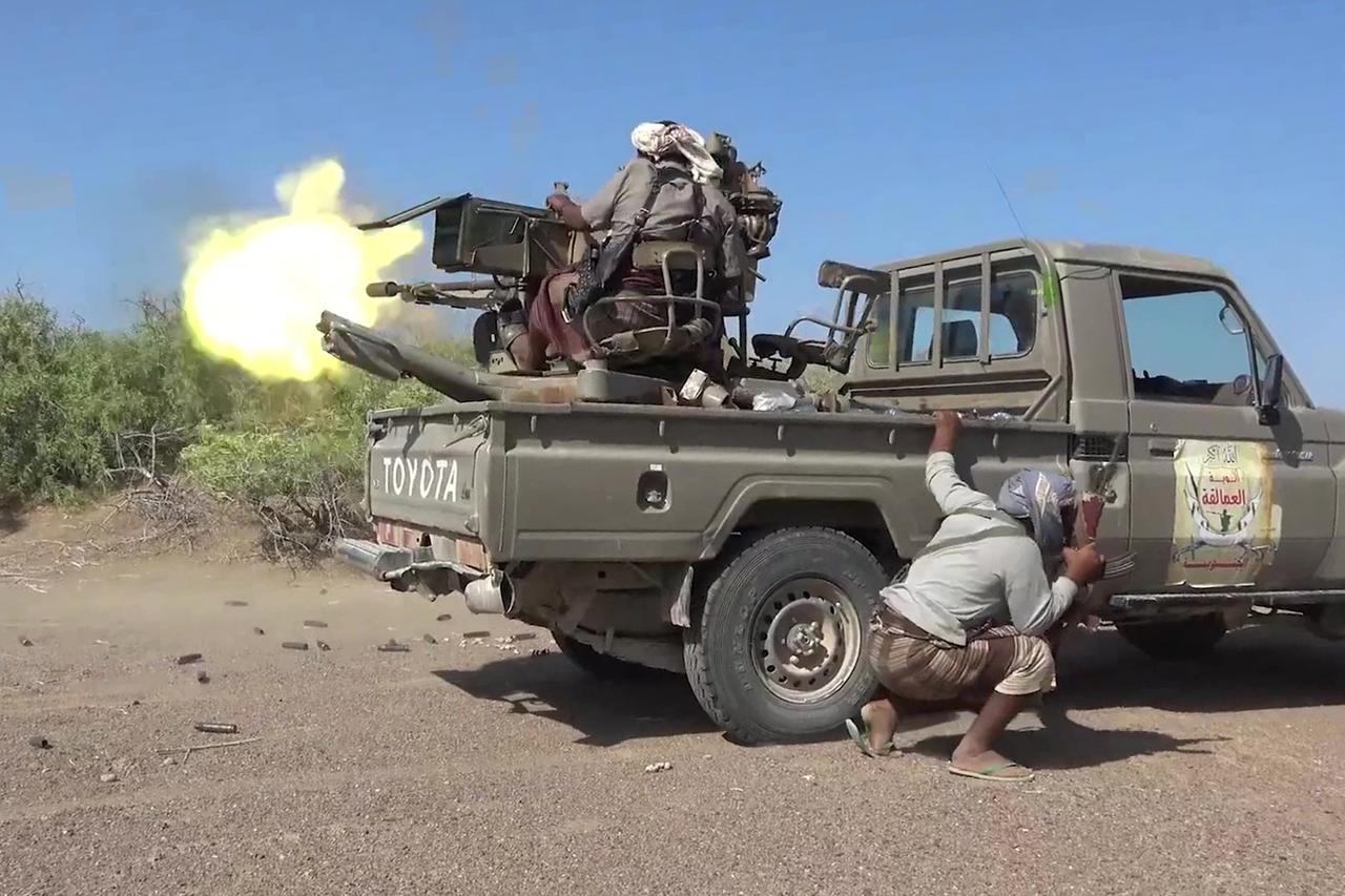Yemeni forces advance in Taiz as Houthis target Saudi, Aden airports