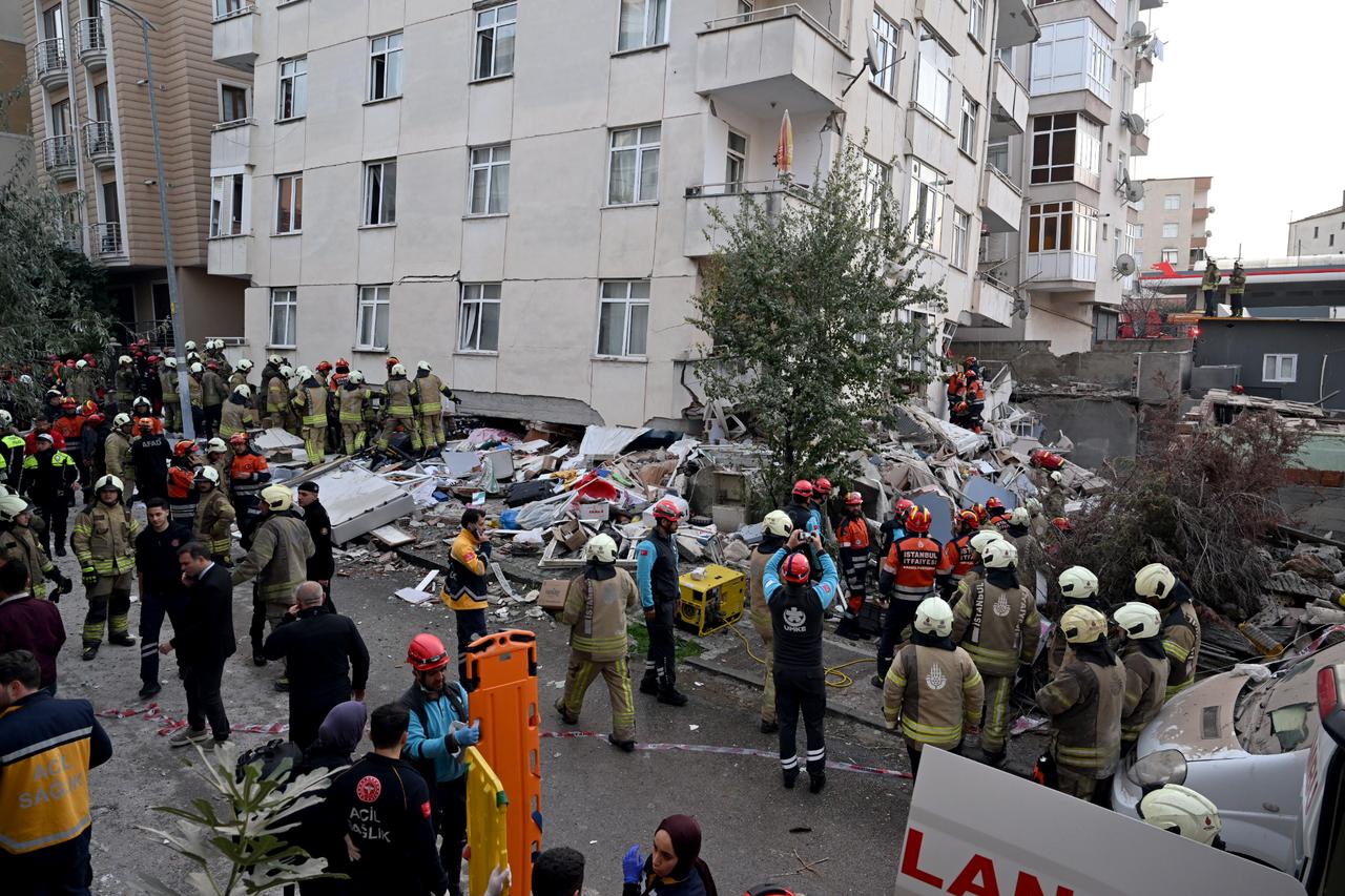 7-story apartment building collapses in Istanbul, 3 injured