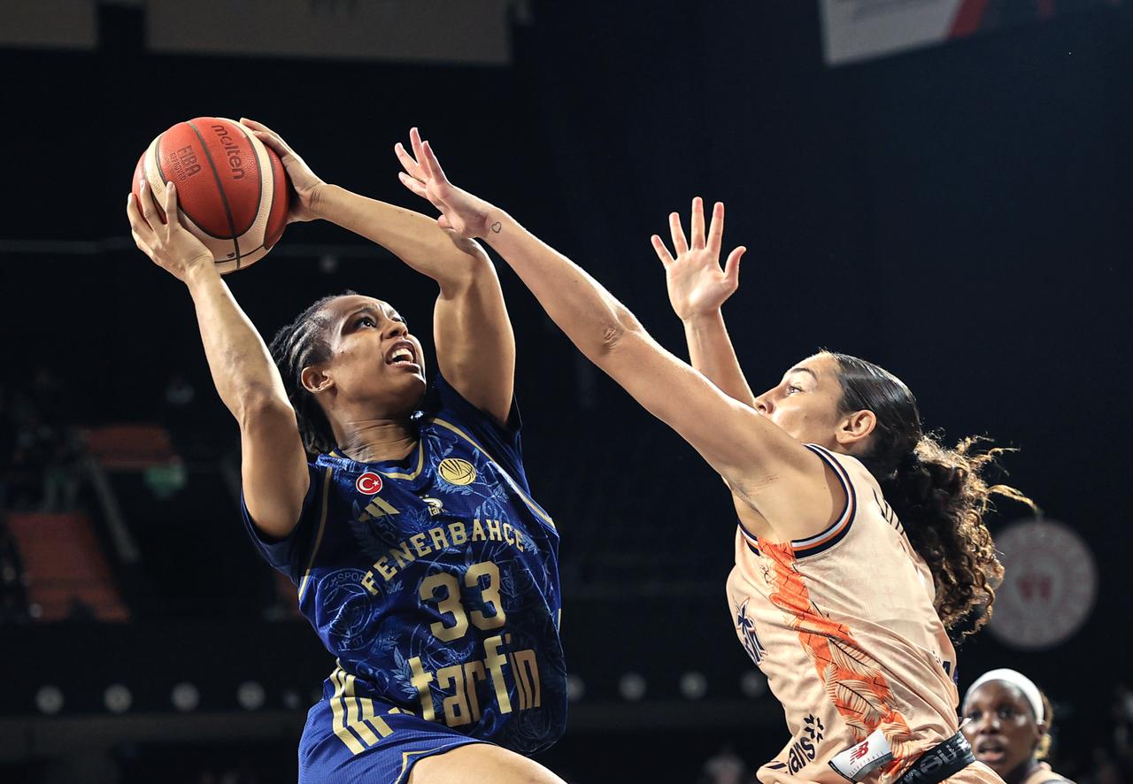 Nell Angloma (L) of Fenerbahce Tarfin in action against Carla Leite (R) of CIMSA CBK Mersin during of the FIBA SuperCup Women 2026 match between CIMSA CBK Mersin and Fenerbahce at Servet Tazegul Sports Hall in Mersin, Türkiye, on October 7, 2026. (AA Photo)