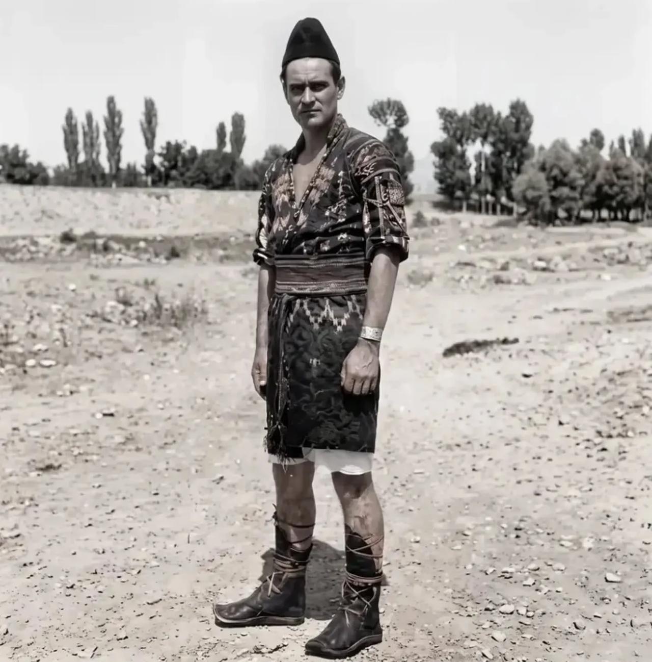 German archaeologist Hans Henning von der Osten poses outdoors wearing traditional local clothing during his archaeological work in Anatolia, Türkiye. (Photo courtesy of the Archaeology and Art Magazine)