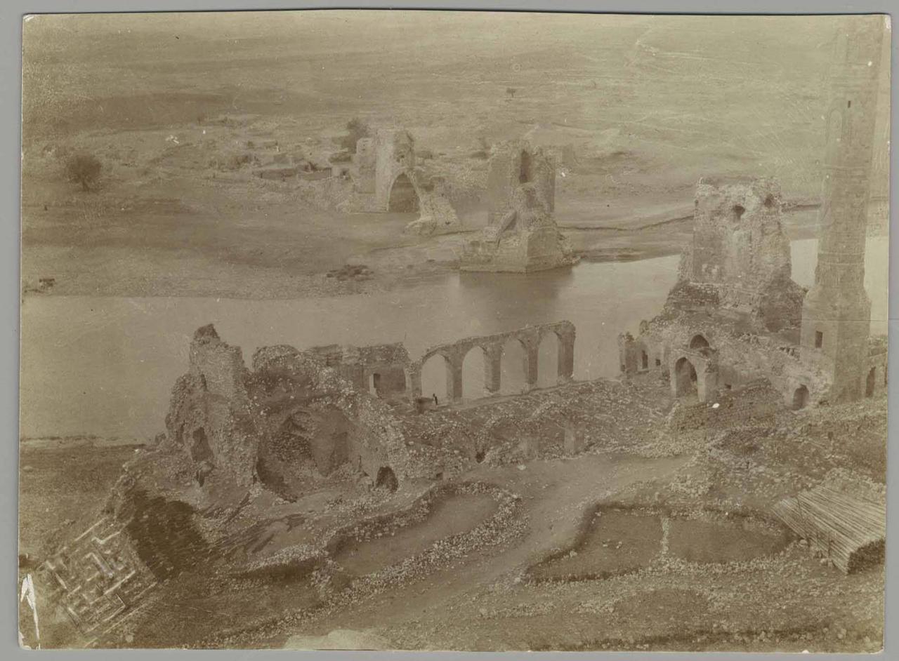 A historic photograph taken by German Ernst Herzfeld shows the Tigris Bridge and Al-Rizq Mosque in Hasankeyf, southeastern Türkiye. (Photo courtesy of The Metropolitan Museum of Art)