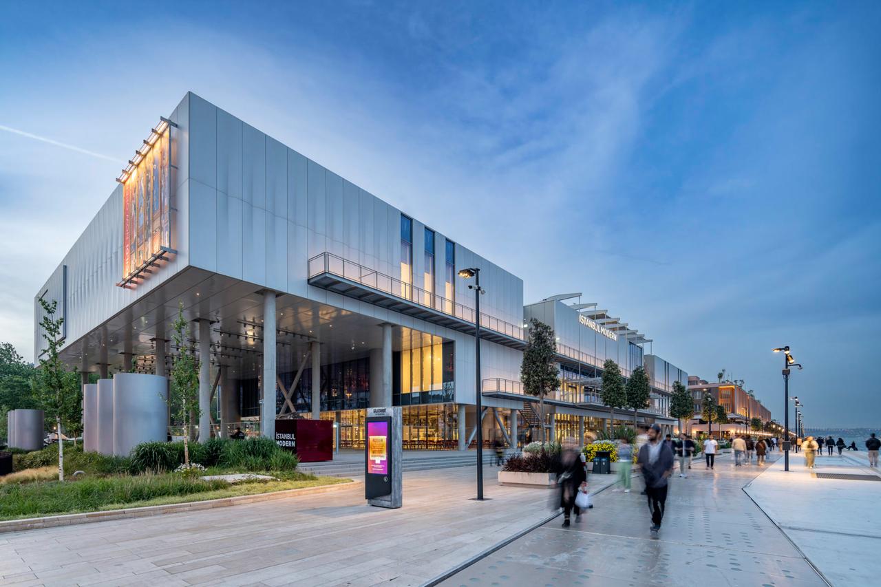 Istanbul Modern hosts Met, LE BAL curators for talks on photography's future