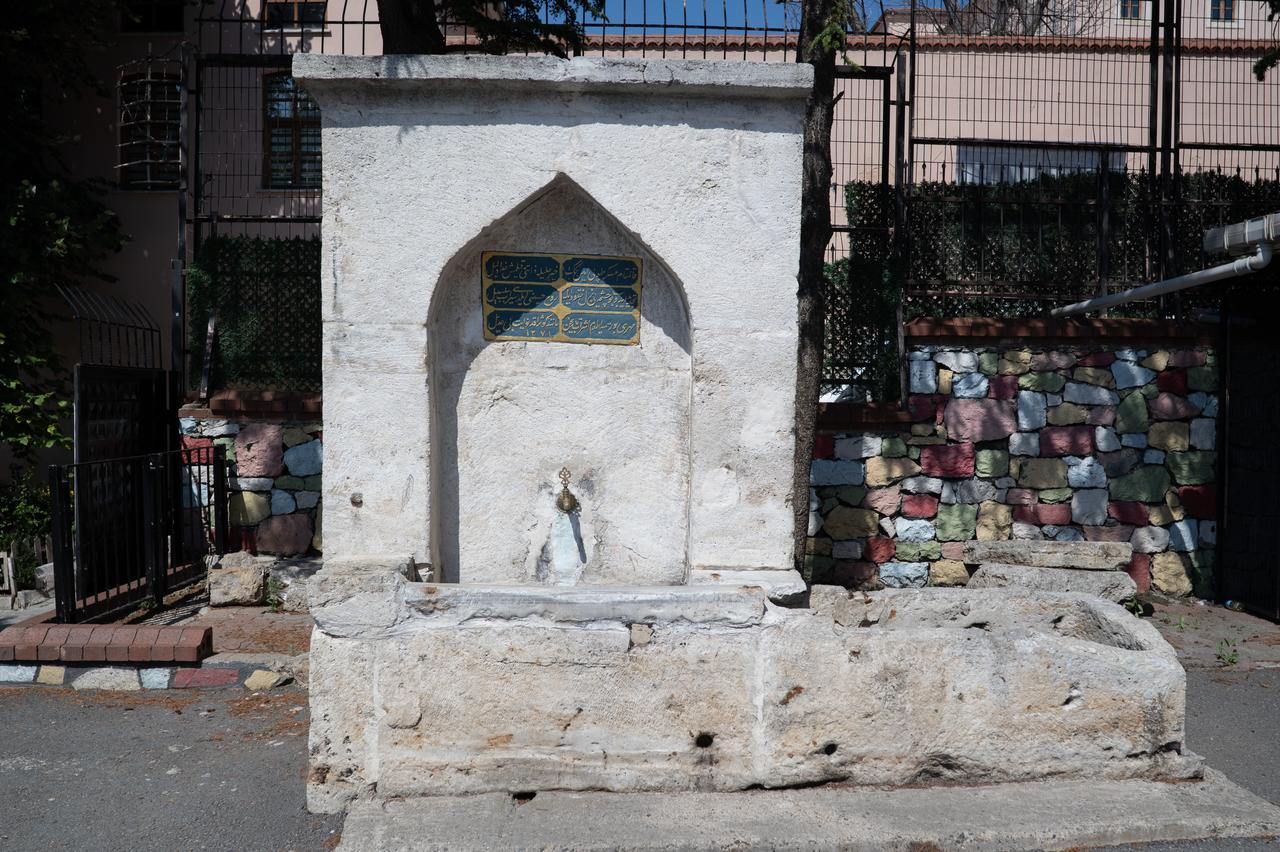 The "Aci Cesme" (Bitter Fountain) located in the garden of the Sokullu Mehmet Pasa Primary School in Uskudar on Oct. 8, 2026. (AA Photo)