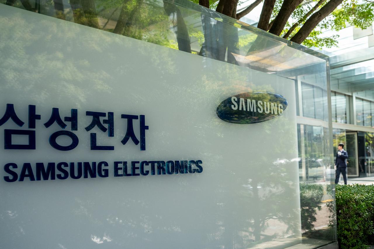 The Samsung logo is seen at the Samsung Electronics Seocho building in Seoul on Oct. 8, 2026. (AFP Photo)