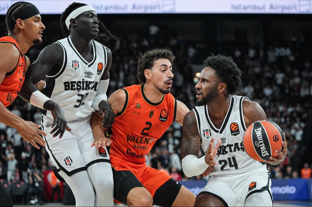 Jaylen Nowell (24) of Besiktas competes against Josep Puerto (2) of Valencia Basket during the EuroLeague Regular Season Round 1 match between Besiktas and Valencia Basket at the Turkcell Basketball Development Center in Istanbul, Türkiye, on September 25, 2026. (AA Photo)