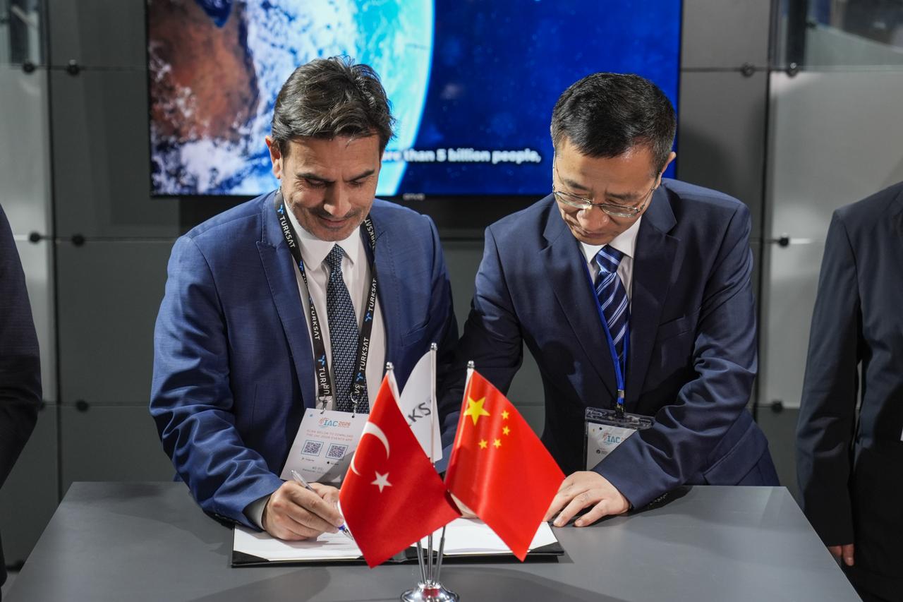 TURKSAT Deputy General Manager for Satellite Services Selman Demirel (L) and China Satcom CEO Ma Haiquan (R) sign an agreement during the International Astronautical Congress in Antalya, Türkiye, Oct. 8, 2026. (AA Photo)