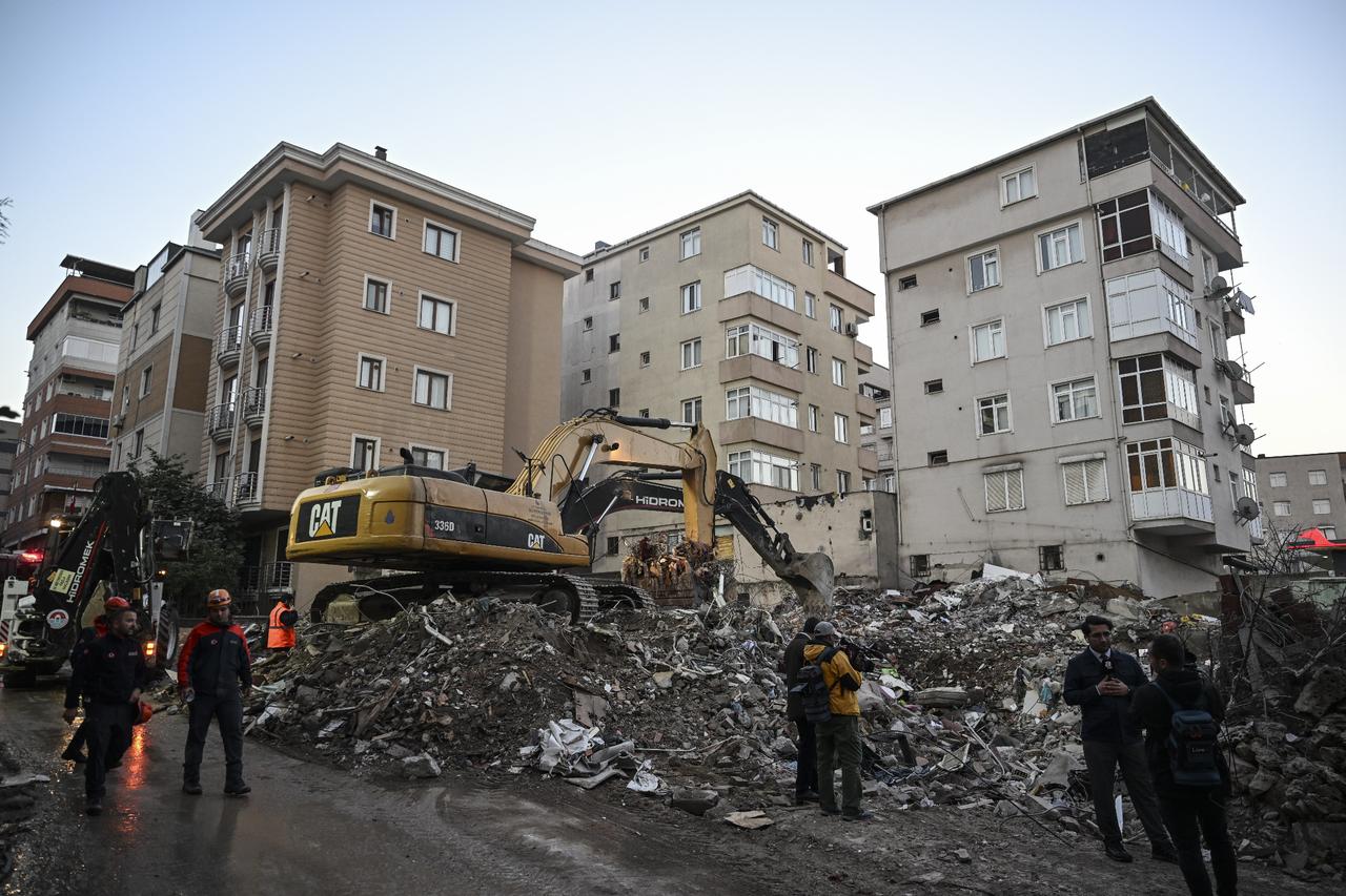 Death toll hits 5 after Istanbul building collapse as rescue operations end