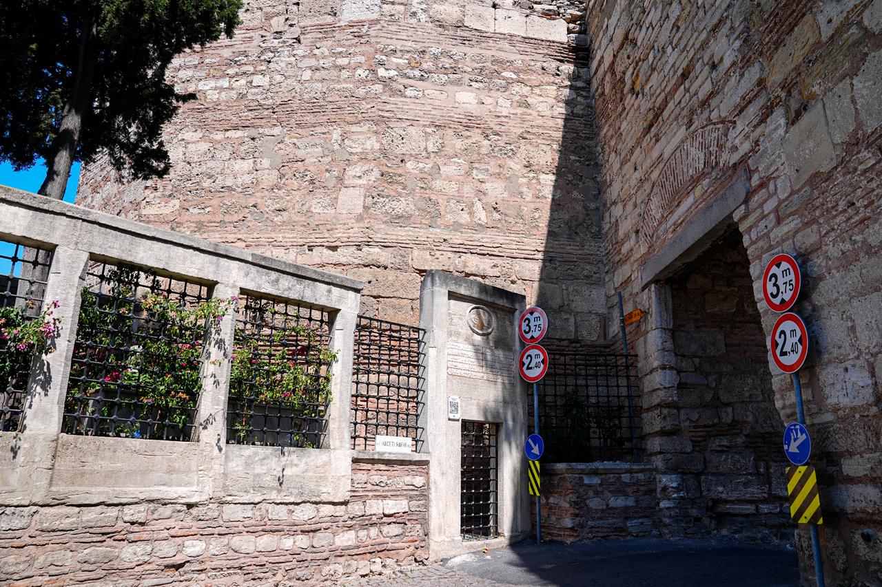 Egrikapi gate holds graves of Prophet Muhammad's companions from first Arab siege