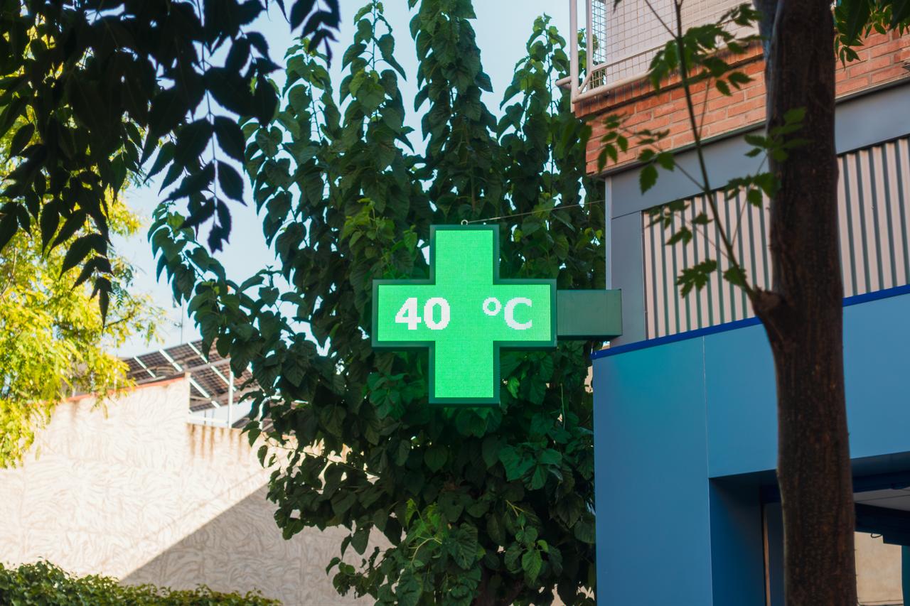 A digital pharmacy sign displays a temperature of 40 degrees Celsius during extreme heat. (Adobe Stock Photo)