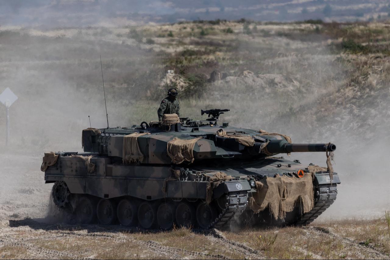 A Poland Army's Germany-made Leopard 2PL tank drives during a demonstration of Polish Army training at the military training ground in Nowa Deba, Poland on September 7, 2026. (AFP Photo)