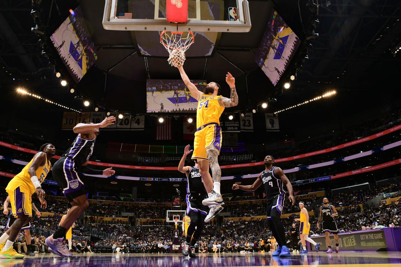 Los Angeles Lakers and Sacramento Kings players compete near the basket during an NBA game in Los Angeles, U.S., Oct. 8, 2026. (AFP Photo)