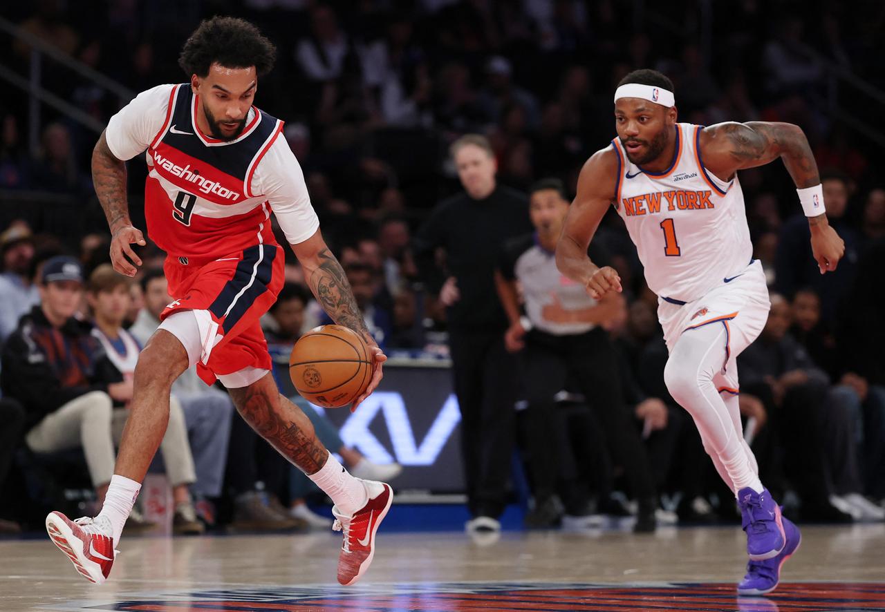 Washington Wizards and New York Knicks players chase the ball during an NBA game in New York City, U.S., Oct. 8, 2026. (AFP Photo)