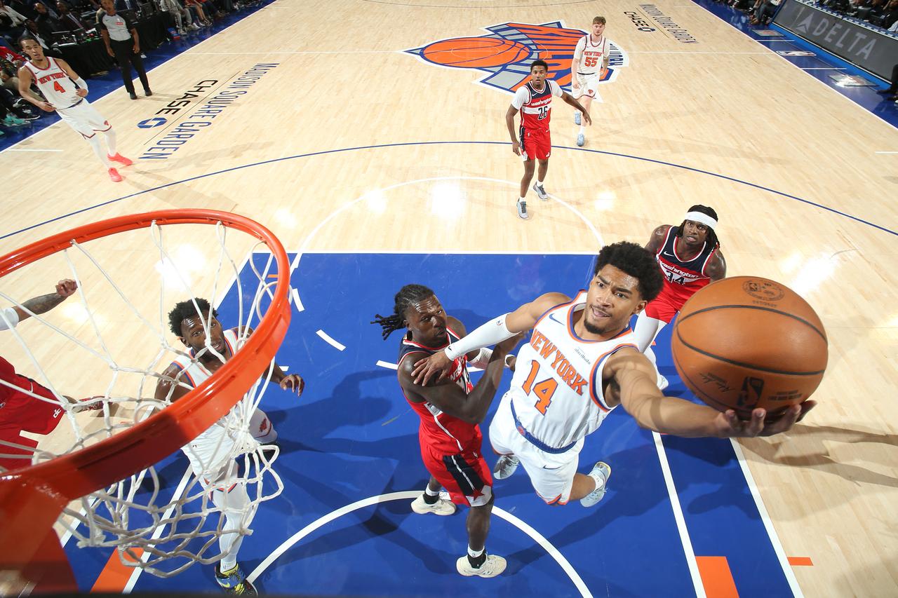 A New York Knicks player drives toward the basket against the Washington Wizards during an NBA game in New York City, U.S., Oct. 8, 2026. (AFP Photo)