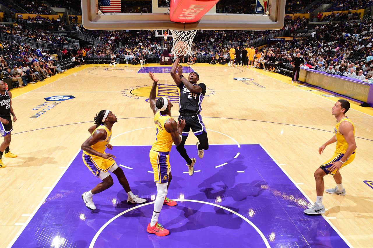 A Sacramento Kings player attacks the basket against the Los Angeles Lakers during an NBA game in Los Angeles, U.S., Oct. 8, 2026. (AFP Photo)