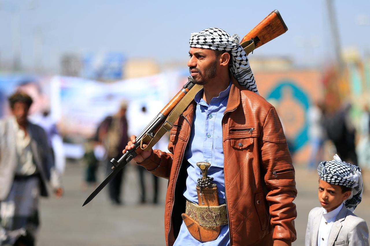 A fighter loyal to the Houthi authorities, takes part in a rally to recruit more fighters, in Sanaa on October 7, 2026. (AFP Photo)