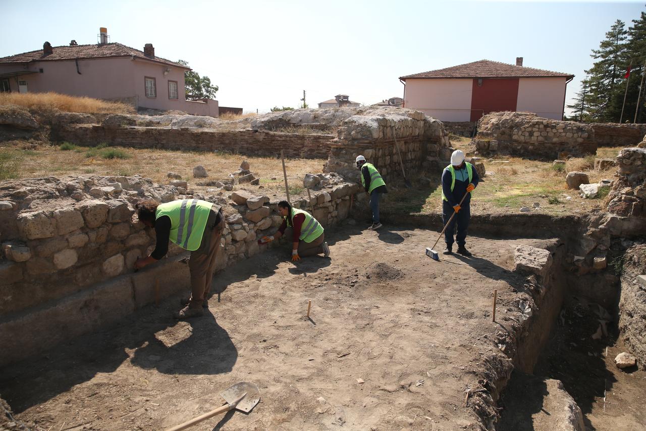 Archaeologists carry out excavation work at the Roman bath complex in the ancient city of Tyana in Nigde, Türkiye, Oct. 9, 2026. (AA Photo)