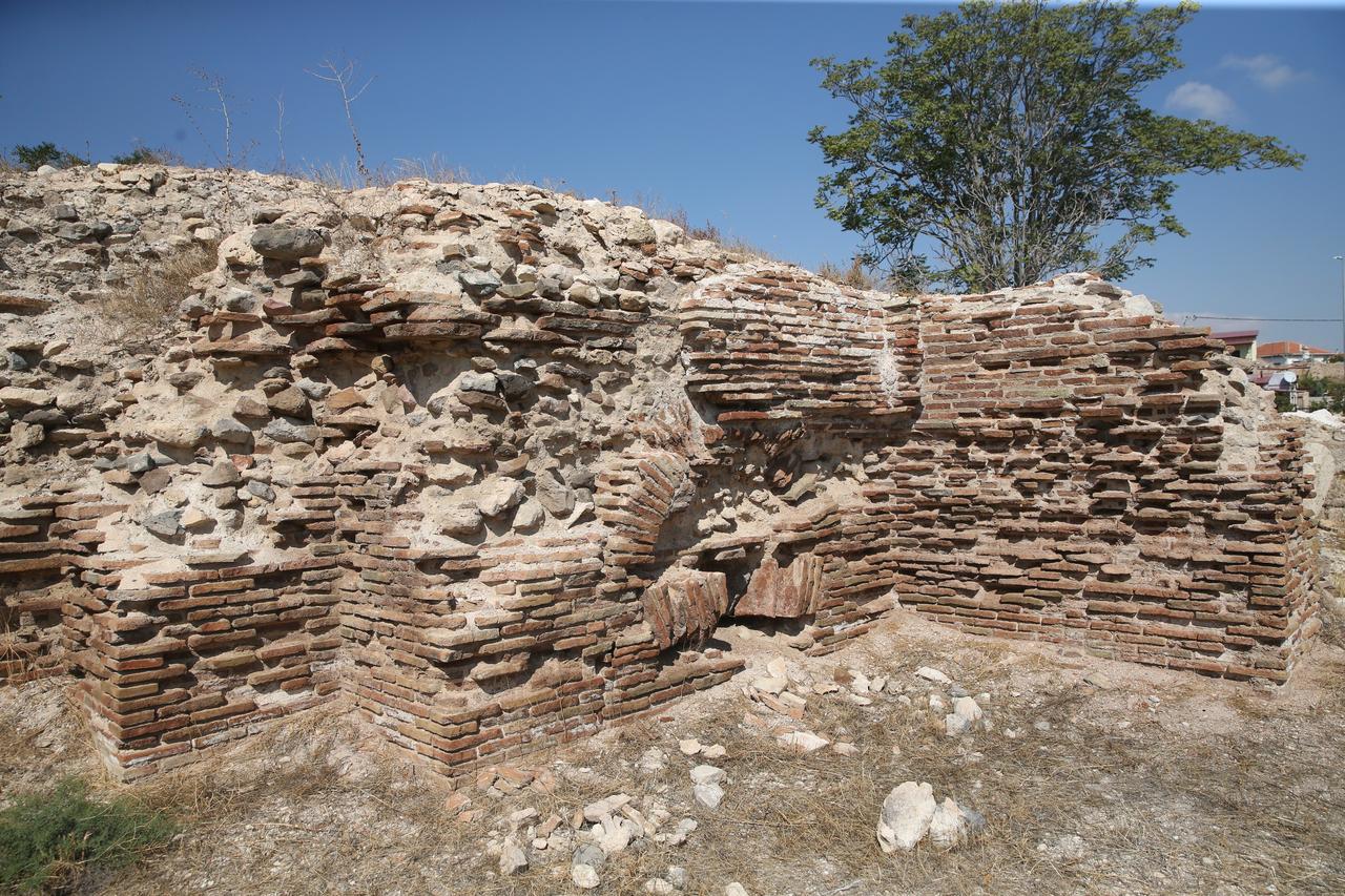 Brick and stone walls of the Roman bath complex are seen at the ancient city of Tyana in Nigde, Türkiye, Oct. 9, 2026. (AA Photo)