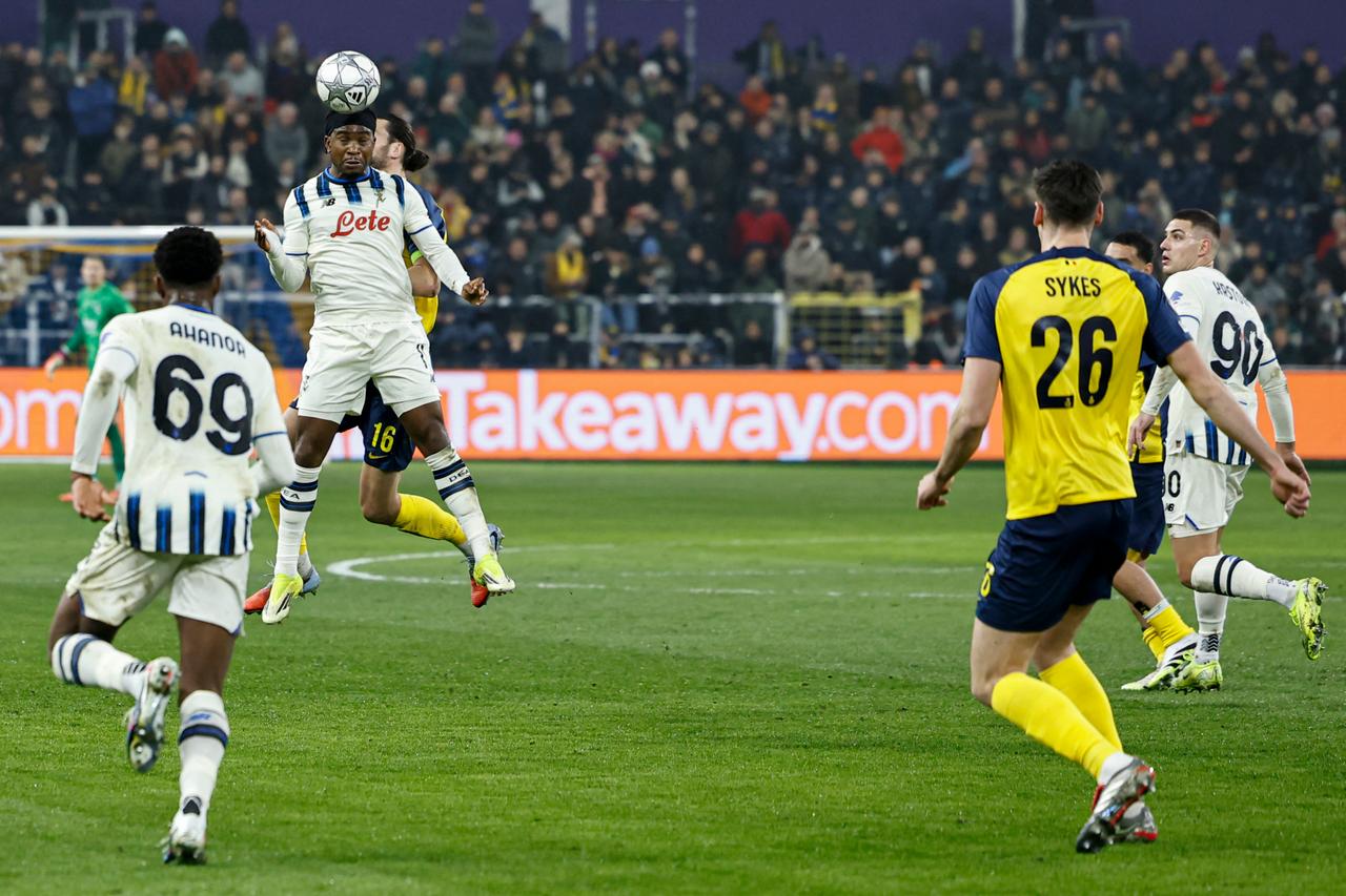 Atalanta's Nigerian forward #11 Ademola Lookman (2nd L) jumps to head the ball during the UEFA Champions League football match between Royale Union Saint-Gilloise and Atalanta BC at the RSC Anderlecht Stadium in Brussels, January 28, 2026. (AFP Photo)