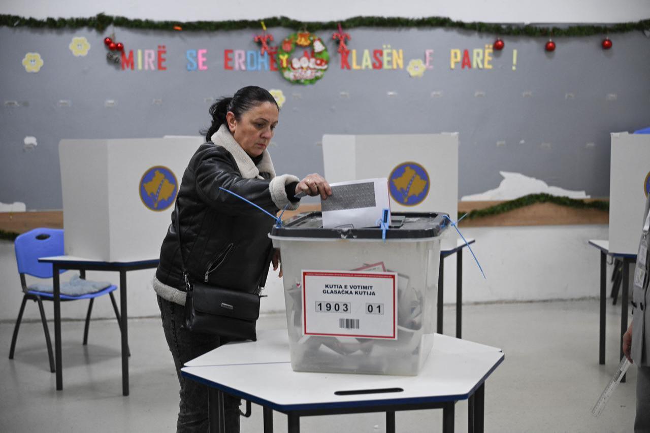 A woman casts her vote at a polling station in Pristina, Kosovo on Dec. 28, 2025. (AFP Photo)