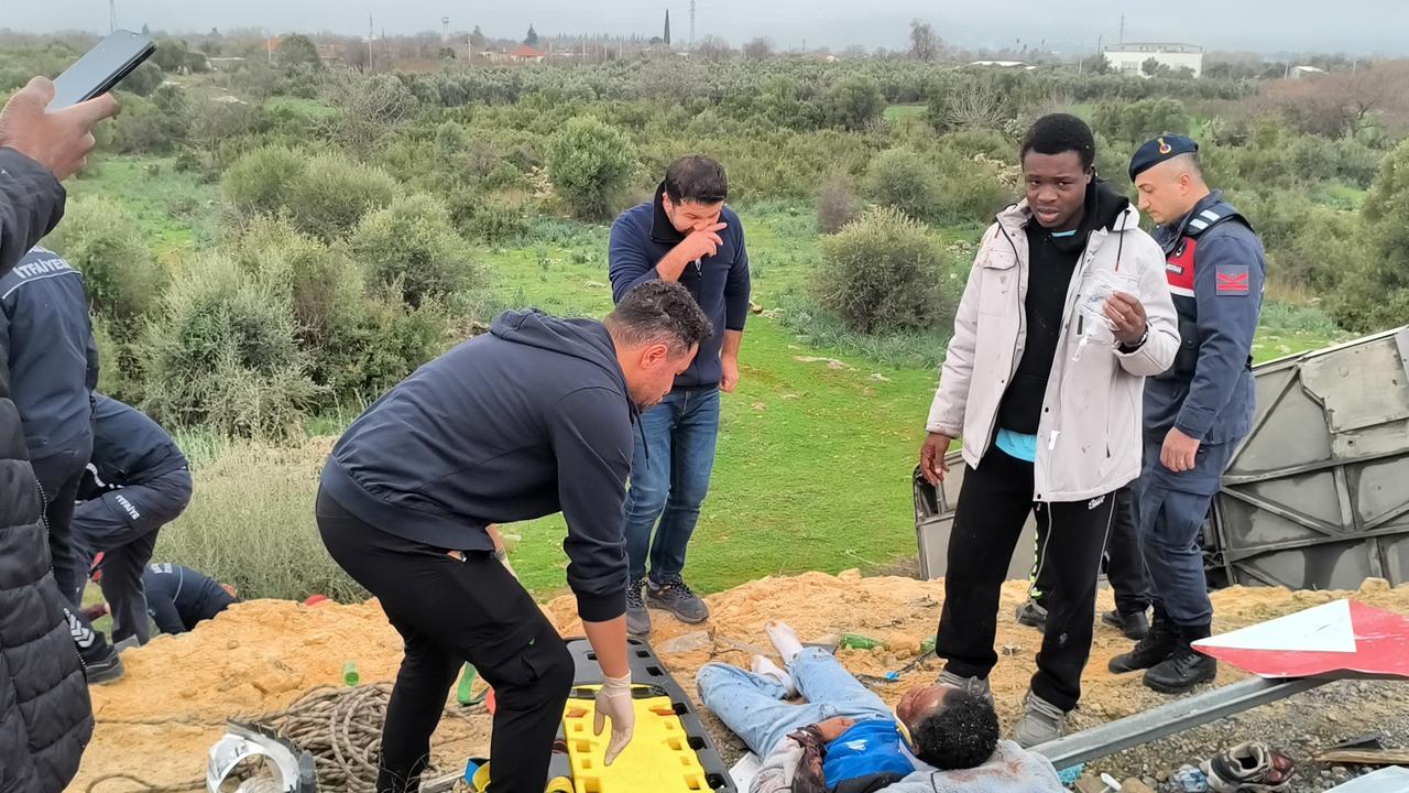 This photo shows the scene of a bus crash as emergency services arrive in the coastal city of Antalya, Türkiye, on Feb. 1, 2026. (IHA Photo)