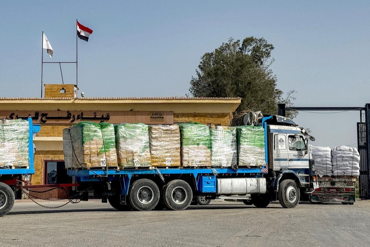 Trucks transporting humanitarian aid enter through the Egyptian side of the Rafah border crossing with the Gaza Strip in northeastern Egypt, January 27, 2026. (AFP Photo)