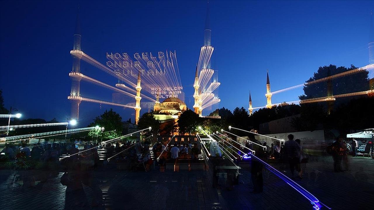 Mahya lights reading “Welcome, O Sultan of the 11 months” illuminate the minarets of Istanbul’s Sultanahmet Mosque ahead of the first tarawih prayer marking the beginning of Ramadan in Türkiye, March 22 , 2023 (AA Photo)